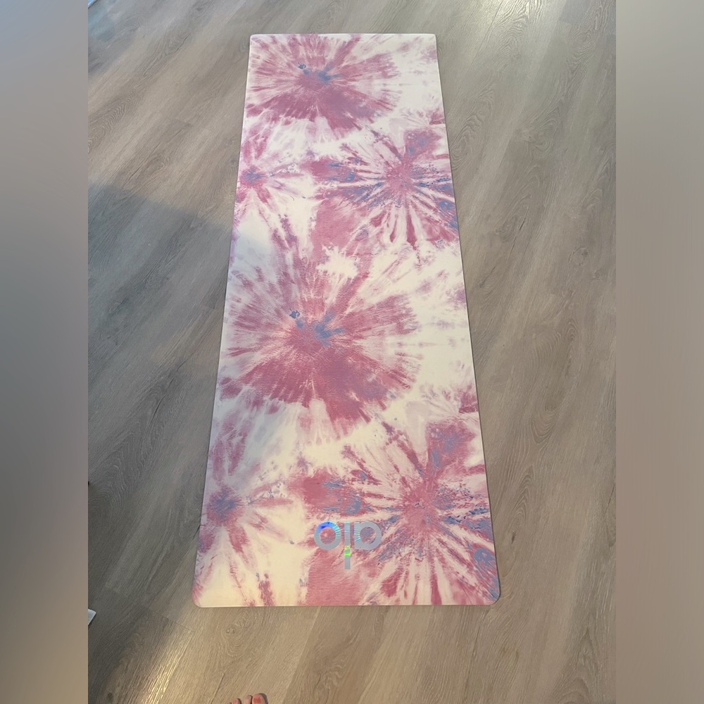 Brand new Alo yoga mat, never been used!